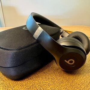 Beats Solo 4 Wireless On-Ear Headphones with Case - Matte Black
